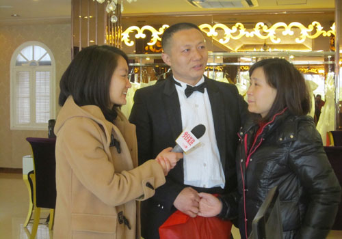 熊先生夫妇接受《今日关注》记者采访