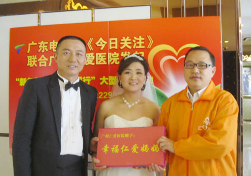 广州仁爱医院义工团工作人员为熊先生夫妇送上礼物