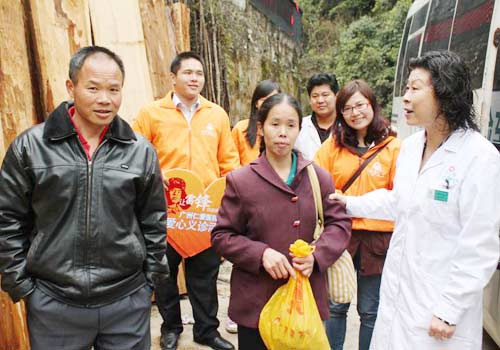 广州仁爱医院援助两肿瘤患者